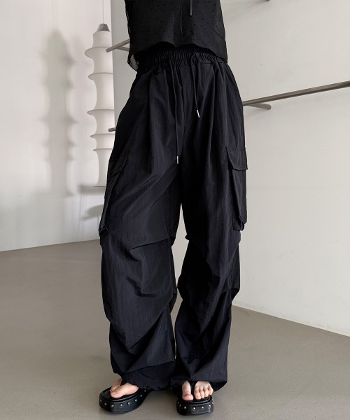 4INT.(フォイント)の「【UNISEX】裾ドロスト ナイロン バンディング カーゴ ワイド パンツ(カーゴパンツ・レディース・グレー/ブラック/チャコール・FREE)」の13枚目の写真