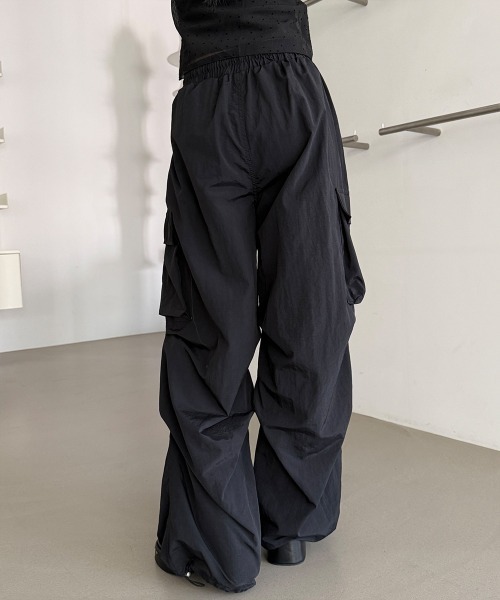 4INT.(フォイント)の「【UNISEX】裾ドロスト ナイロン バンディング カーゴ ワイド パンツ(カーゴパンツ・レディース・グレー/ブラック/チャコール・FREE)」の14枚目の写真