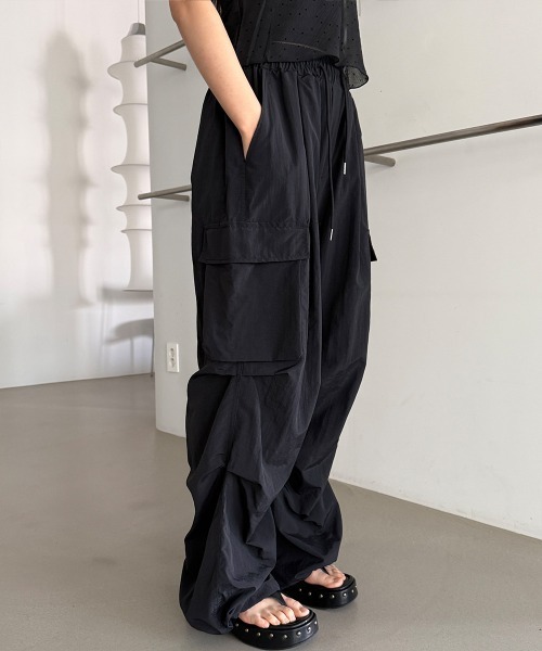 4INT.(フォイント)の「【UNISEX】裾ドロスト ナイロン バンディング カーゴ ワイド パンツ(カーゴパンツ・レディース・グレー/ブラック/チャコール・FREE)」の15枚目の写真