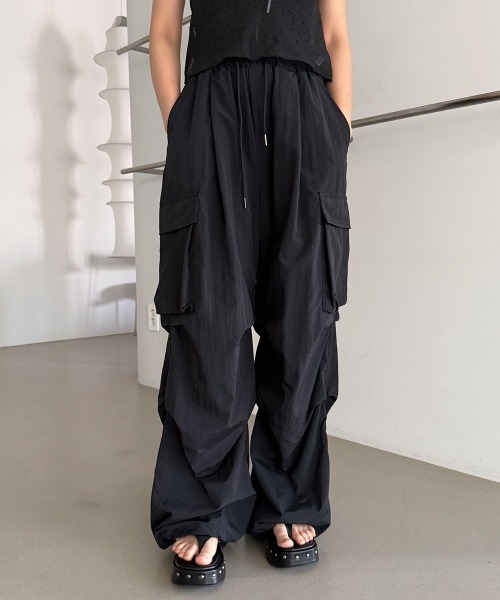 4INT.(フォイント)の「【UNISEX】裾ドロスト ナイロン バンディング カーゴ ワイド パンツ(カーゴパンツ・レディース・グレー/ブラック/チャコール・FREE)」の16枚目の写真