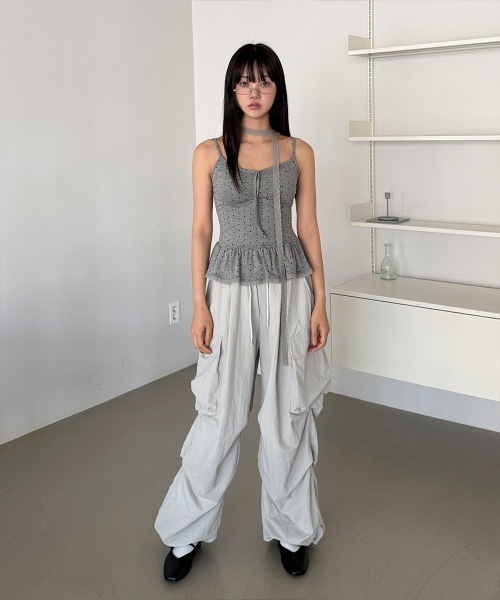 4INT.(フォイント)の「【UNISEX】裾ドロスト ナイロン バンディング カーゴ ワイド パンツ(カーゴパンツ・レディース・グレー/ブラック/チャコール・FREE)」の17枚目の写真