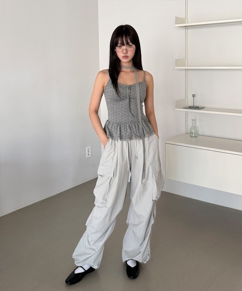 4INT.(フォイント)の「【UNISEX】裾ドロスト ナイロン バンディング カーゴ ワイド パンツ(カーゴパンツ・レディース・グレー/ブラック/チャコール・FREE)」の18枚目の写真