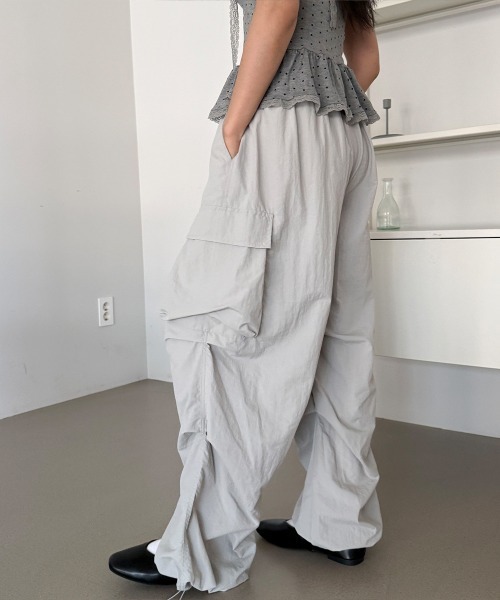 4INT.(フォイント)の「【UNISEX】裾ドロスト ナイロン バンディング カーゴ ワイド パンツ(カーゴパンツ・レディース・グレー/ブラック/チャコール・FREE)」の22枚目の写真