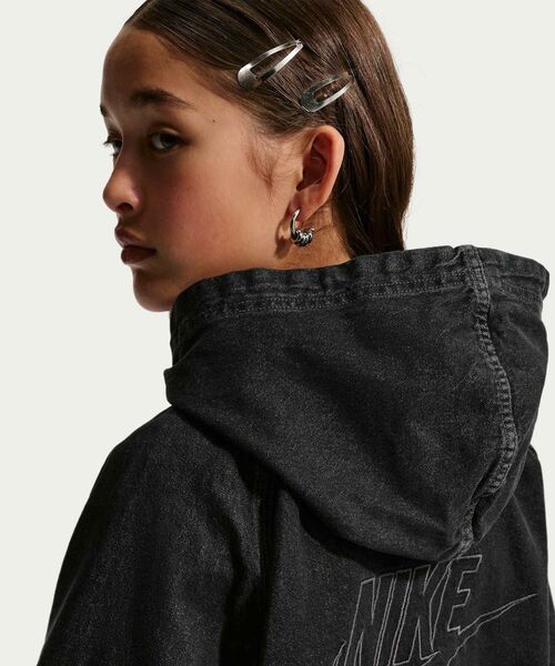 NIKE(ナイキ)の「ナイキ スポーツウェア コレクション ジュニア フルジップ フーデッド デニム ジャケット / Nike Sportswear Collection Big Kids' Full-Zip Hooded Denim Jacket IF2306-010 Black(デニムジャケット・キッズ・ブラック・140/130/160/150)」の9枚目の写真