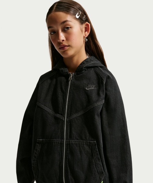 NIKE(ナイキ)の「ナイキ スポーツウェア コレクション ジュニア フルジップ フーデッド デニム ジャケット / Nike Sportswear Collection Big Kids' Full-Zip Hooded Denim Jacket IF2306-010 Black(デニムジャケット・キッズ・ブラック・140/130/160/150)」の2枚目の写真