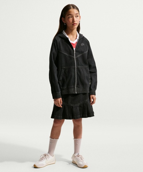 NIKE(ナイキ)の「ナイキ スポーツウェア コレクション ジュニア フルジップ フーデッド デニム ジャケット / Nike Sportswear Collection Big Kids' Full-Zip Hooded Denim Jacket IF2306-010 Black(デニムジャケット・キッズ・ブラック・140/130/160/150)」の4枚目の写真