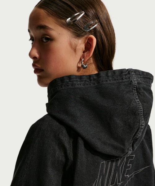 NIKE(ナイキ)の「ナイキ スポーツウェア コレクション ジュニア フルジップ フーデッド デニム ジャケット / Nike Sportswear Collection Big Kids' Full-Zip Hooded Denim Jacket IF2306-010 Black(デニムジャケット・キッズ・ブラック・140/130/160/150)」の6枚目の写真
