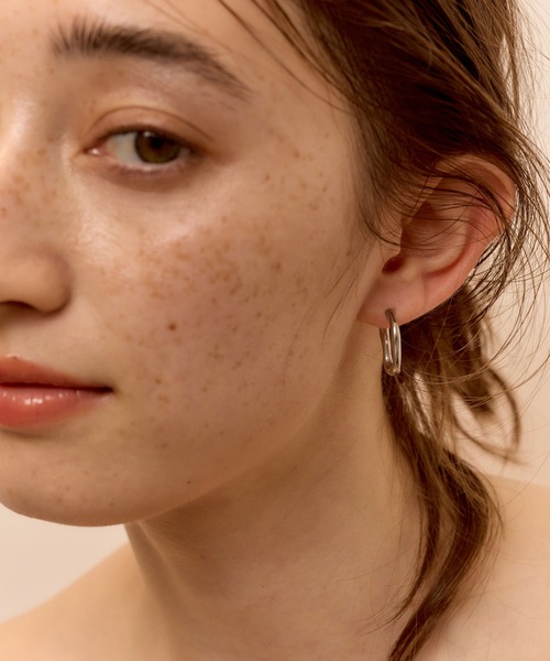 Jolie Toujours（ジョリトゥジュール）の「【汗や水に強い】〈ステンレス〉ニュアンスカーブフープピアス（ピアス（両耳用）・レディース・シルバー/ゴールド・FREE）」の7枚目の写真