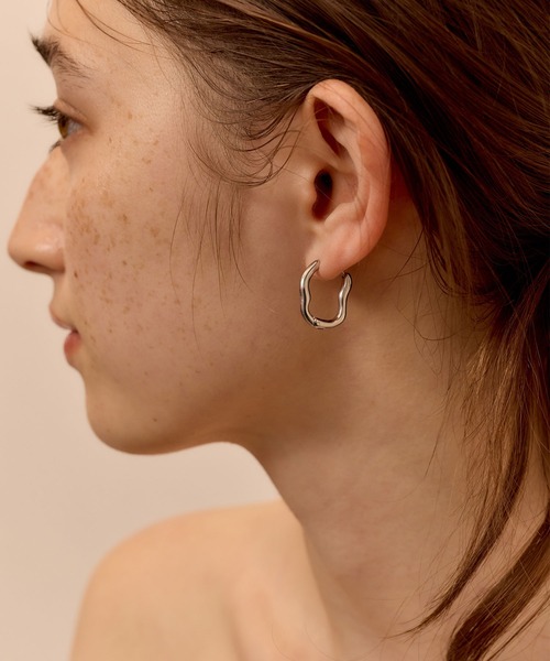 Jolie Toujours（ジョリトゥジュール）の「【汗や水に強い】〈ステンレス〉ニュアンスカーブフープピアス（ピアス（両耳用）・レディース・シルバー/ゴールド・FREE）」の6枚目の写真