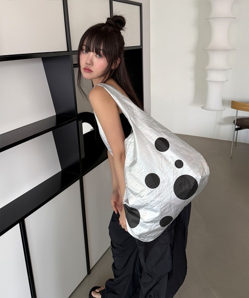 4INT.(フォイント)の「ドット ビッグショルダーバッグ / エコバッグ(ショルダーバッグ・レディース・シルバー/ブラック・FREE)」の7枚目の写真