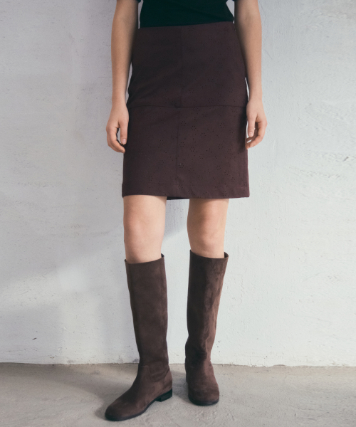 OURNOSTALGIA（アワー ノスタルジア）の「Punch Fake Suede Midi Skirt_Brown(O25-SK19)（スカート・レディース・ブラウン・MEDIUM/SMALL）」の2枚目の写真