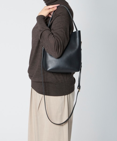 PELLICO(ペリーコ)の「ANELLI TURNLOCK GRANDE バッグ BLACK(ハンドバッグ・レディース・ブラック・FREE)」の7枚目の写真