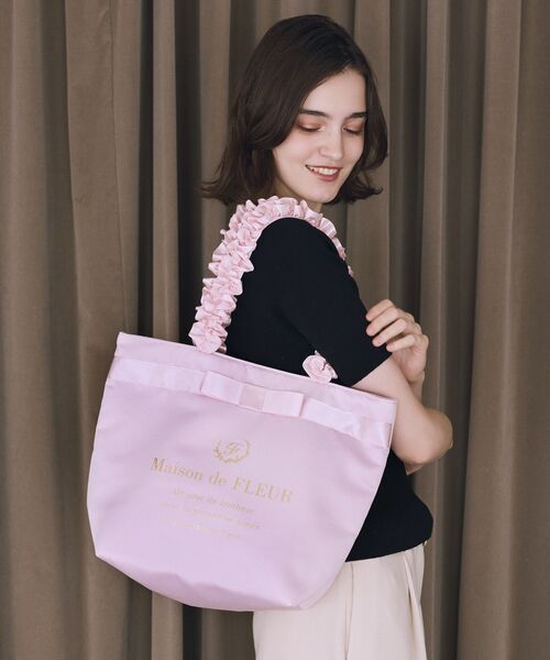 Maison de FLEUR(メゾンドフルール)の「ブランドロゴフリルハンドルトートMバッグ(トートバッグ・レディース・ピンク系その他2/ピンク/ブラック・FREE)」の2枚目の写真
