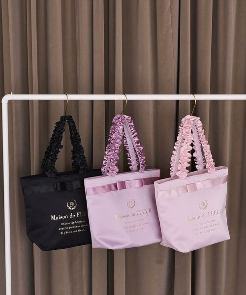 Maison de FLEUR(メゾンドフルール)の「ブランドロゴフリルハンドルトートMバッグ(トートバッグ・レディース・ピンク系その他2/ピンク/ブラック・FREE)」の4枚目の写真