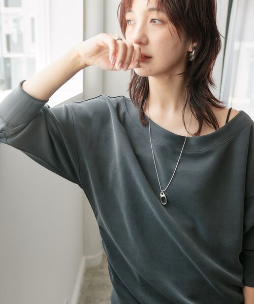 RIVE DROITE(リヴドロワ)の「ニュアンスショルダーカットソー(Tシャツ/カットソー・レディース・チャコールグレー/ベージュ・FREE)」の2枚目の写真