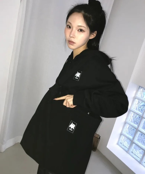 CATSAVETHEWORLD(キャットセーブザワールド)の「◇CATSAVETHEWORLD◇ブランド直輸入正規品/Bey シグネチャー 2WAYフードジップアップ Bey Signature 2-Way Hood Zip Up(パーカー・レディース・グレー/ブラック・S)」の6枚目の写真