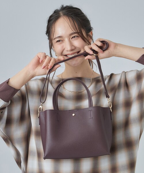 SHOO・LA・RUE(シューラルー)の「【軽量/2WAY】ふわっと軽いボックストートバッグ(トートバッグ・レディース・ブラック/ボルドー/ベージュ・00)」の3枚目の写真
