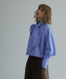 【W:Huku / ノンアイロンシリーズ】ボウタイ付き スタッズ ショートブラウス / Non-Iron Short Blouse with Bow Tie and Studs