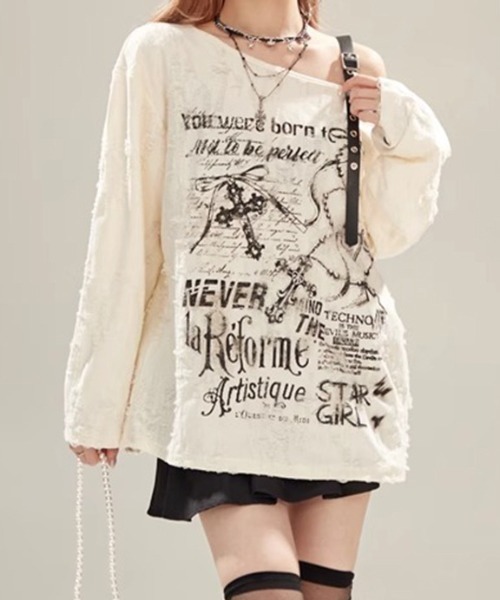 SHEPP（シープ）の「【26年秋冬新作】ダメージ加工 グランジ プリント ベルトショルダー オーバーサイズ ロンT（Tシャツ/カットソー・レディース・アイボリー/カーキ・F）」の3枚目の写真