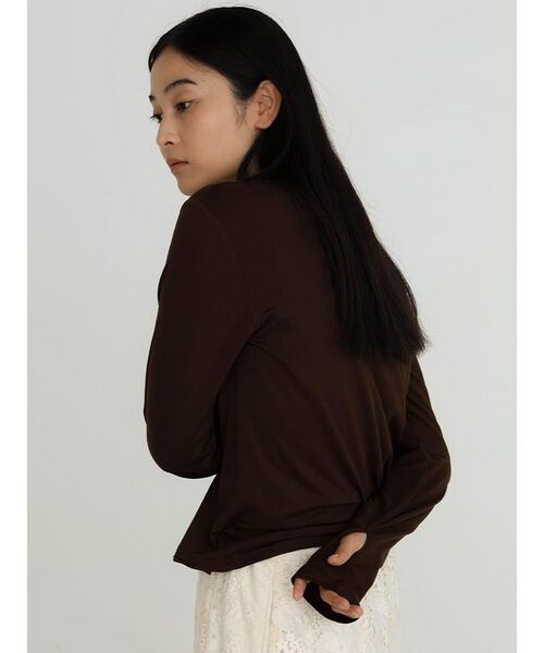 FIKA.（フィーカ）の「Thumbhole basic cut-sew（Tシャツ/カットソー・レディース・ブラウン/ブラック/カーキ・FREE）」の5枚目の写真