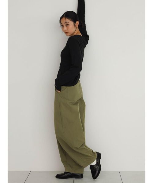 FIKA.（フィーカ）の「Thumbhole basic cut-sew（Tシャツ/カットソー・レディース・ブラウン/ブラック/カーキ・FREE）」の14枚目の写真