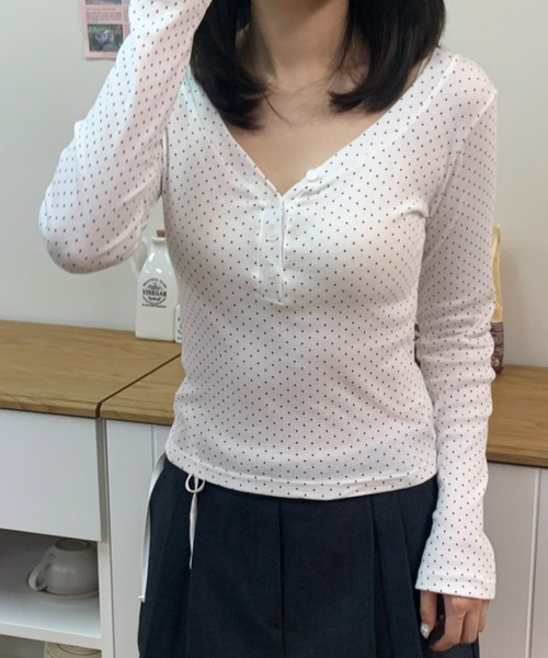 mineng（マイング）の「【ドット柄/レイヤード】ドットボタンTシャツ（Tシャツ/カットソー・レディース・グレー/クリーム/アイボリー・FREE）」の2枚目の写真