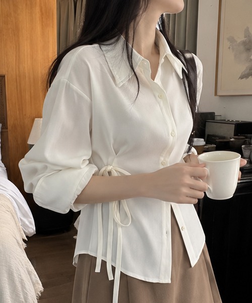 Chiina(チーナ)の「【Chiina】ウエストリボンペプラムシャツ(シャツ/ブラウス・レディース・ブラック/ホワイト/ブルー/ピンク/ブラウン・FREE)」の2枚目の写真