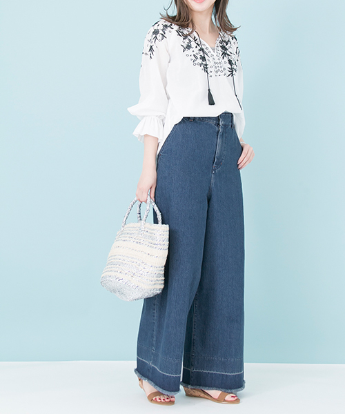 URBAN RESEARCH（アーバンリサーチ）の「 【TRILL掲載】UR ハイウエストデニムワイドパンツ（デニムパンツ・レディース・ライトインディゴブルー/インディゴブルー・38/36）」の2枚目の写真