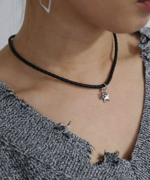 ROYAL ORDER（ロイヤルオーダー）の「TINY SOLID STAR PENDANT w/ CROWN w/ 1 CZ（ネックレス・メンズ・シルバー・ﾌﾘ-）」の3枚目の写真