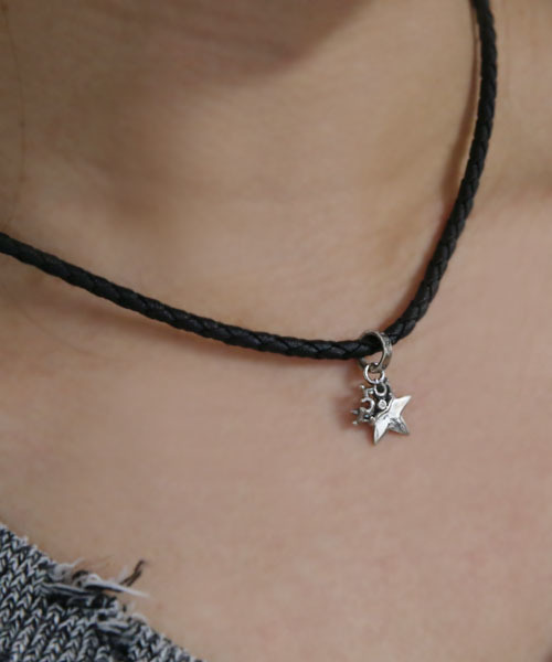 ROYAL ORDER（ロイヤルオーダー）の「TINY SOLID STAR PENDANT w/ CROWN w/ 1 CZ（ネックレス・メンズ・シルバー・ﾌﾘ-）」の4枚目の写真