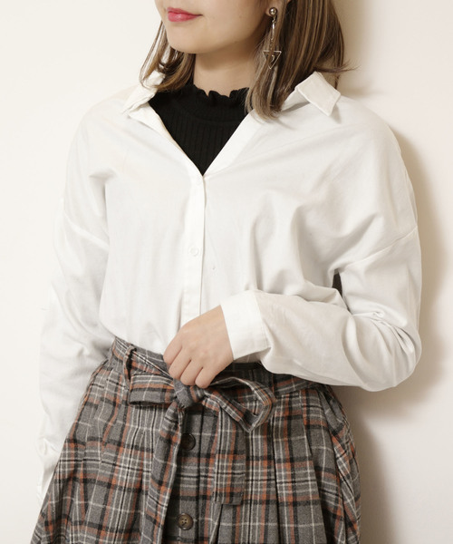 RAY CASSIN（レイカズン）の「シンプル抜き衿シャツ（シャツ/ブラウス・レディース・ネイビー/カーキ/オフホワイト・FREE）」の2枚目の写真