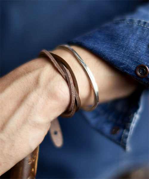 NANO universe(ナノユニバース)の「イタリーレザーツイストブレス(ブレスレット・メンズ・ブラック/ネイビー/パープル/レッド/ブルー/オレンジ/イエロー/グリーン/キャメル/チョコ/ボルドー・FREE)」の3枚目の写真