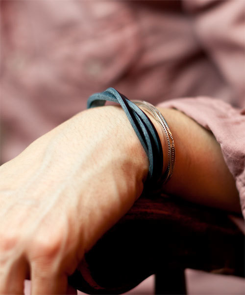 NANO universe(ナノユニバース)の「イタリーレザーツイストブレス(ブレスレット・メンズ・ブラック/ネイビー/パープル/レッド/ブルー/オレンジ/イエロー/グリーン/キャメル/チョコ/ボルドー・FREE)」の5枚目の写真