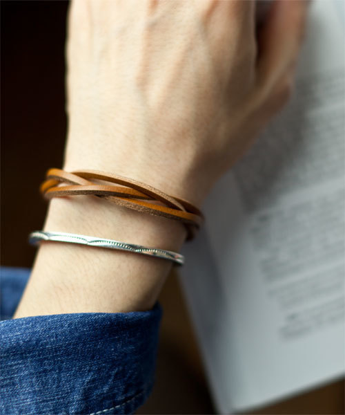 NANO universe(ナノユニバース)の「イタリーレザーツイストブレス(ブレスレット・メンズ・ブラック/ネイビー/パープル/レッド/ブルー/オレンジ/イエロー/グリーン/キャメル/チョコ/ボルドー・FREE)」の8枚目の写真