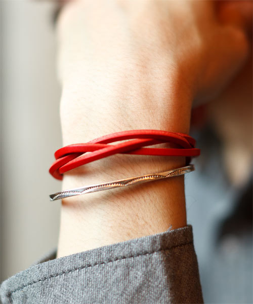 NANO universe(ナノユニバース)の「イタリーレザーツイストブレス(ブレスレット・メンズ・ブラック/ネイビー/パープル/レッド/ブルー/オレンジ/イエロー/グリーン/キャメル/チョコ/ボルドー・FREE)」の9枚目の写真