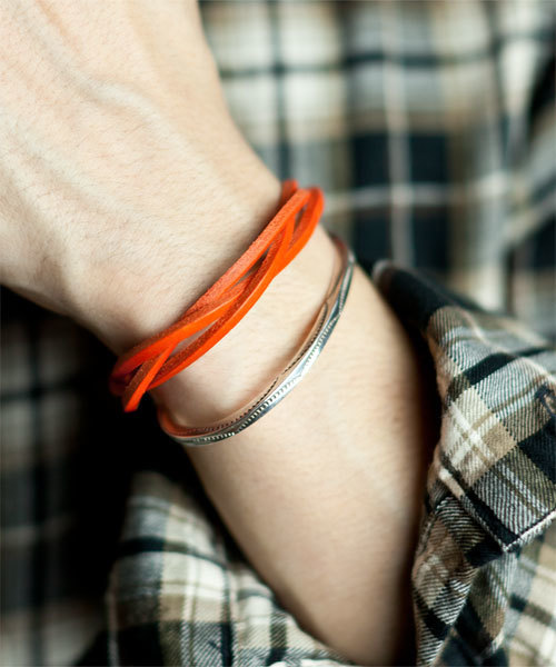 NANO universe(ナノユニバース)の「イタリーレザーツイストブレス(ブレスレット・メンズ・ブラック/ネイビー/パープル/レッド/ブルー/オレンジ/イエロー/グリーン/キャメル/チョコ/ボルドー・FREE)」の11枚目の写真