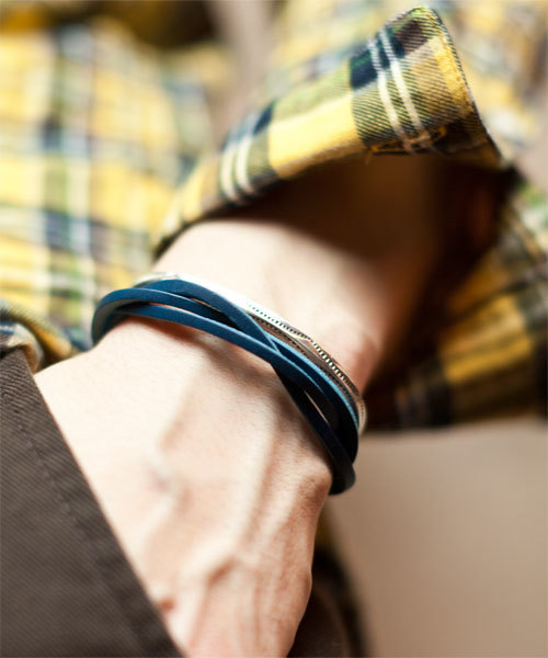 NANO universe(ナノユニバース)の「イタリーレザーツイストブレス(ブレスレット・メンズ・ブラック/ネイビー/パープル/レッド/ブルー/オレンジ/イエロー/グリーン/キャメル/チョコ/ボルドー・FREE)」の6枚目の写真