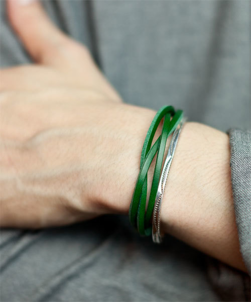 NANO universe(ナノユニバース)の「イタリーレザーツイストブレス(ブレスレット・メンズ・ブラック/ネイビー/パープル/レッド/ブルー/オレンジ/イエロー/グリーン/キャメル/チョコ/ボルドー・FREE)」の4枚目の写真