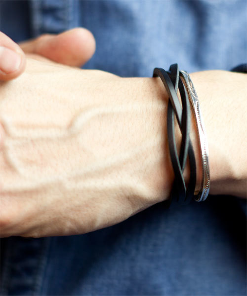 NANO universe(ナノユニバース)の「イタリーレザーツイストブレス(ブレスレット・メンズ・ブラック/ネイビー/パープル/レッド/ブルー/オレンジ/イエロー/グリーン/キャメル/チョコ/ボルドー・FREE)」の2枚目の写真