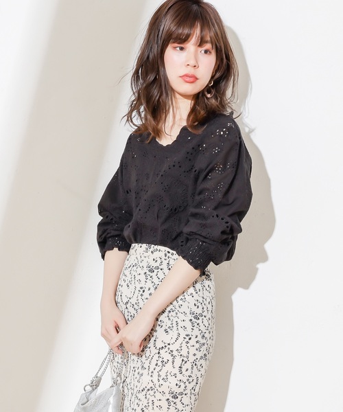 natural couture（ナチュラルクチュール）の「スカラップレースブラウス（シャツ/ブラウス・レディース・オフホワイト/ブラック/ベージュ/ラベンダー・FREE）」の2枚目の写真