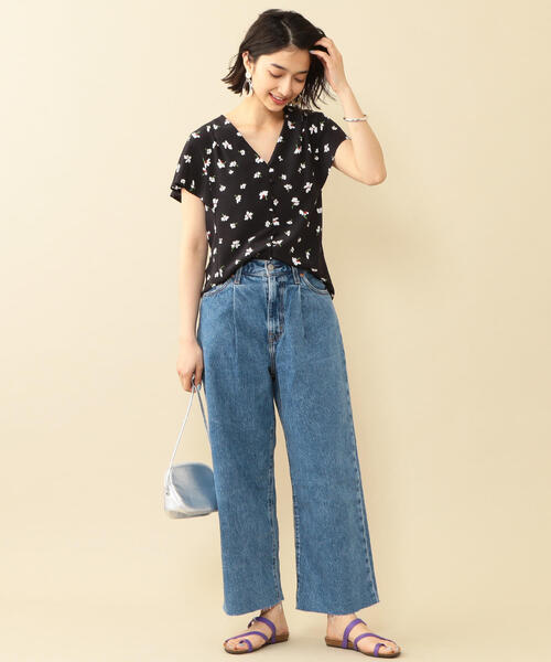 BEAUTY&YOUTH UNITED ARROWS（ビューティーアンドユースユナイテッドアローズ）の「BY∴ フラワープリント フレンチスリーブブラウス -手洗い可能-о（シャツ/ブラウス・レディース・ブラック/ロイヤルブルー・FREE）」の2枚目の写真