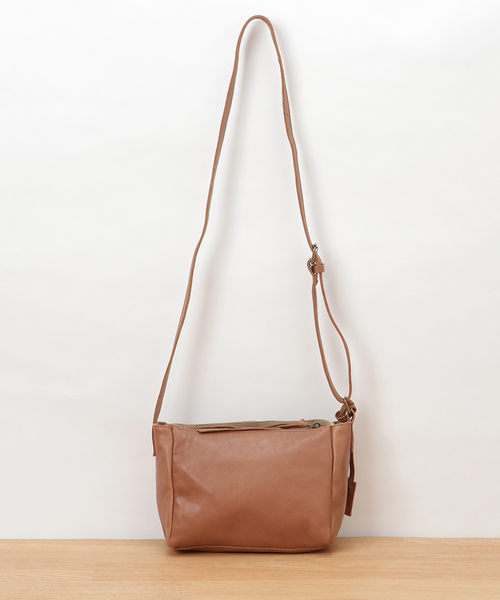 toleur(トーラ)の「【toleur】カウレザー ミニショルダー/※11586(ショルダーバッグ・レディース・ブラック/キャメル/モカ/グレイッシュベージュ/オリーブ・FREE)」の6枚目の写真
