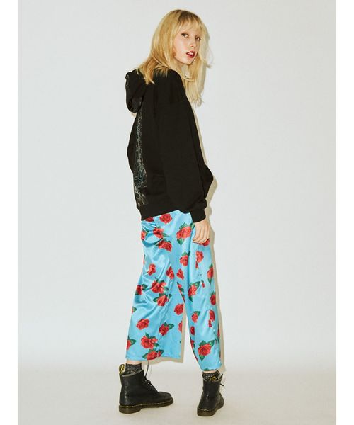 jouetie(ジュエティ)の「バーチカルバックロゴフーディ(パーカー・レディース・ブラック/オフホワイト/ブルー/パープル・MEDIUM)」の6枚目の写真