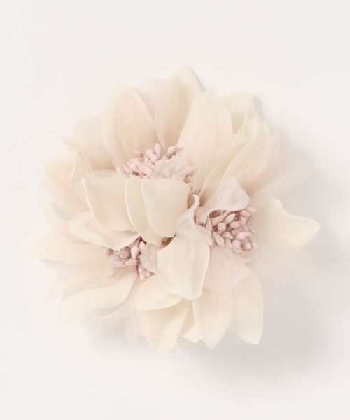 BLUEEAST（ブルーイースト）の「トリプルフラワーコサージュ（ブローチ/コサージュ・レディース・ベージュ/ネイビー/グレー・FREE）」の2枚目の写真