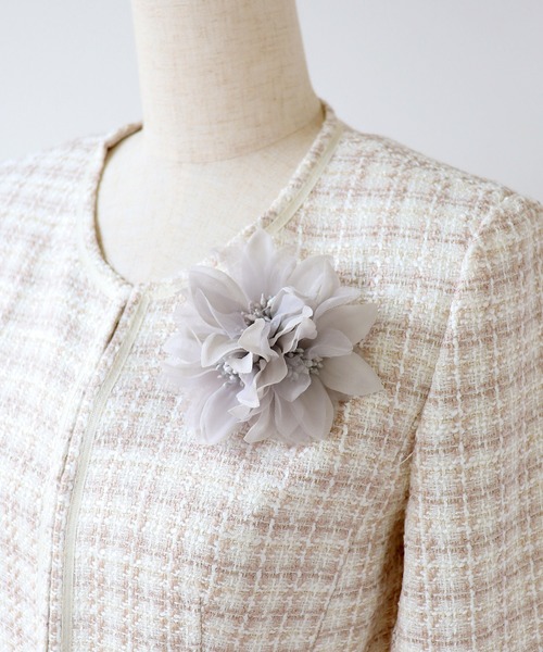 BLUEEAST（ブルーイースト）の「トリプルフラワーコサージュ（ブローチ/コサージュ・レディース・ベージュ/ネイビー/グレー・FREE）」の8枚目の写真