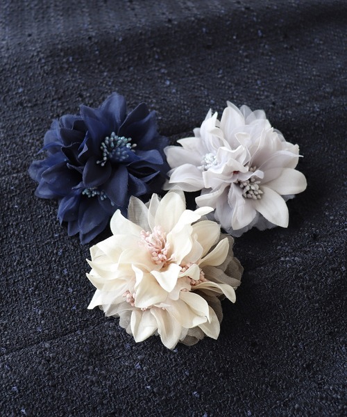 BLUEEAST（ブルーイースト）の「トリプルフラワーコサージュ（ブローチ/コサージュ・レディース・ベージュ/ネイビー/グレー・FREE）」の10枚目の写真