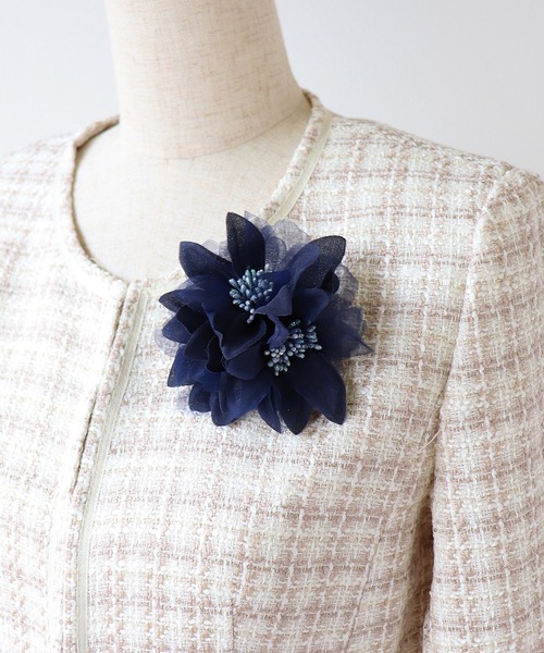 BLUEEAST（ブルーイースト）の「トリプルフラワーコサージュ（ブローチ/コサージュ・レディース・ベージュ/ネイビー/グレー・FREE）」の12枚目の写真