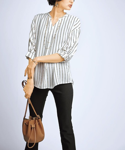 BELLUNA（ベルーナ）の「袖タックデザインブラウス（シャツ/ブラウス・レディース・ネイビー/ブルー系その他/オフホワイト/グレー系その他/ターコイズブルー・MEDIUM/LARGE/X-LARGE）」の8枚目の写真