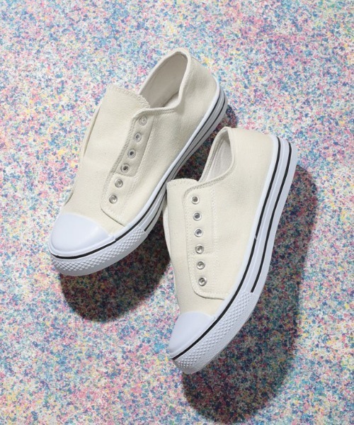 AAA+（サンエープラス）の「AAA / ローテクスリッポンスニーカー(2343)（スリッポン・レディース・ホワイト/ブラック×ブラック/ネイビー/カーキ/ブラック/ベージュ/レッド/キナリ/グレー/ライトブルー/ピンク/ワインレッド/グリーン・44/40/42/36/34/38）」の2枚目の写真