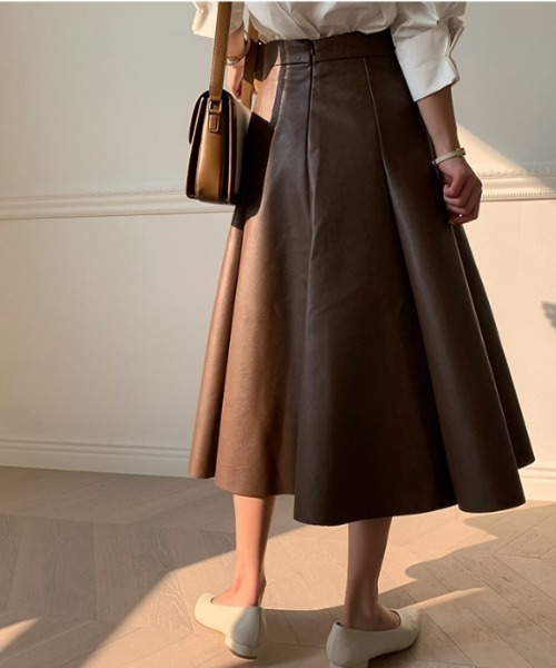 emi+（エミプラス）の「合成皮革/タックロングスカート（スカート・レディース・ブラウン/ブラック/ライトグリーン/ボルドー/モカ/ベージュ・L/S/M）」の8枚目の写真